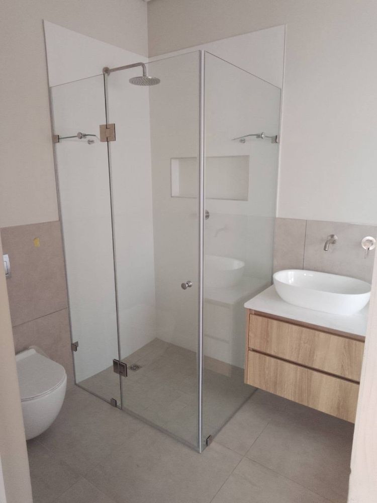Frameless corner enclosure